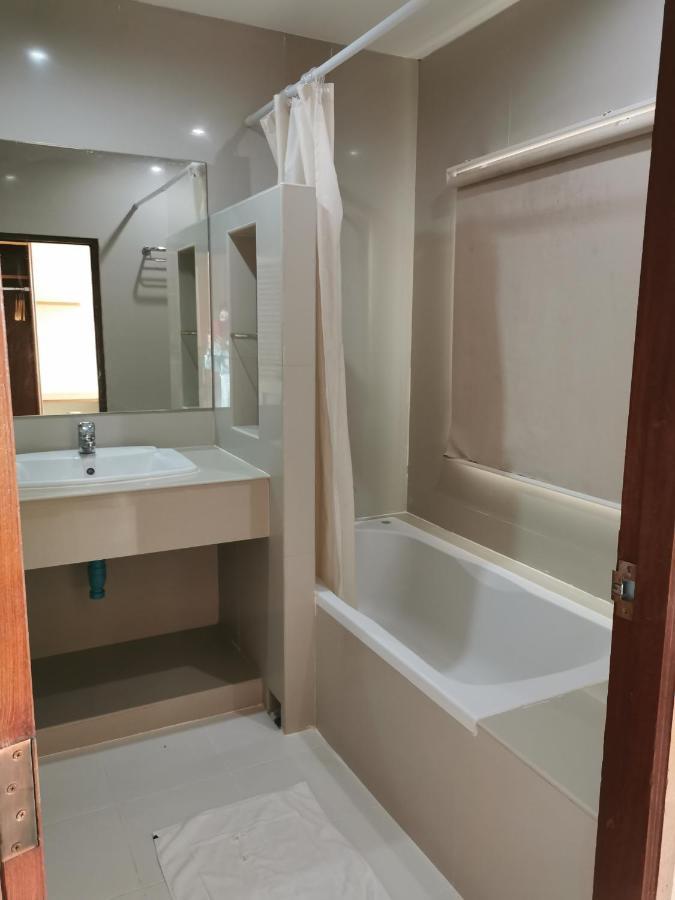 Hotel Morakot Twin Chumphon Esterno foto