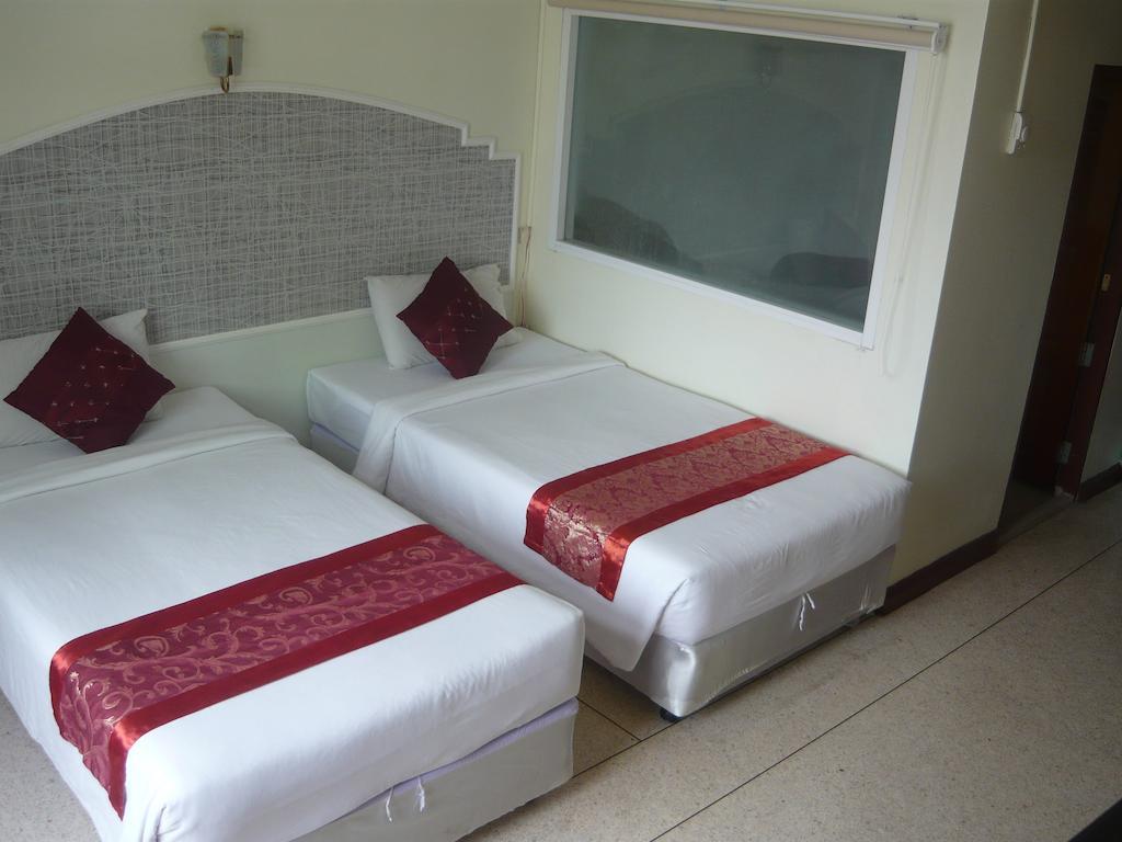 Hotel Morakot Twin Chumphon Esterno foto